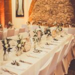 Weiße Stuhlhussen in der Ulner Kapelle Eventlocation in Weinheim bei einer Feier – elegante Dekoration für Hochzeiten und besondere Veranstaltungen