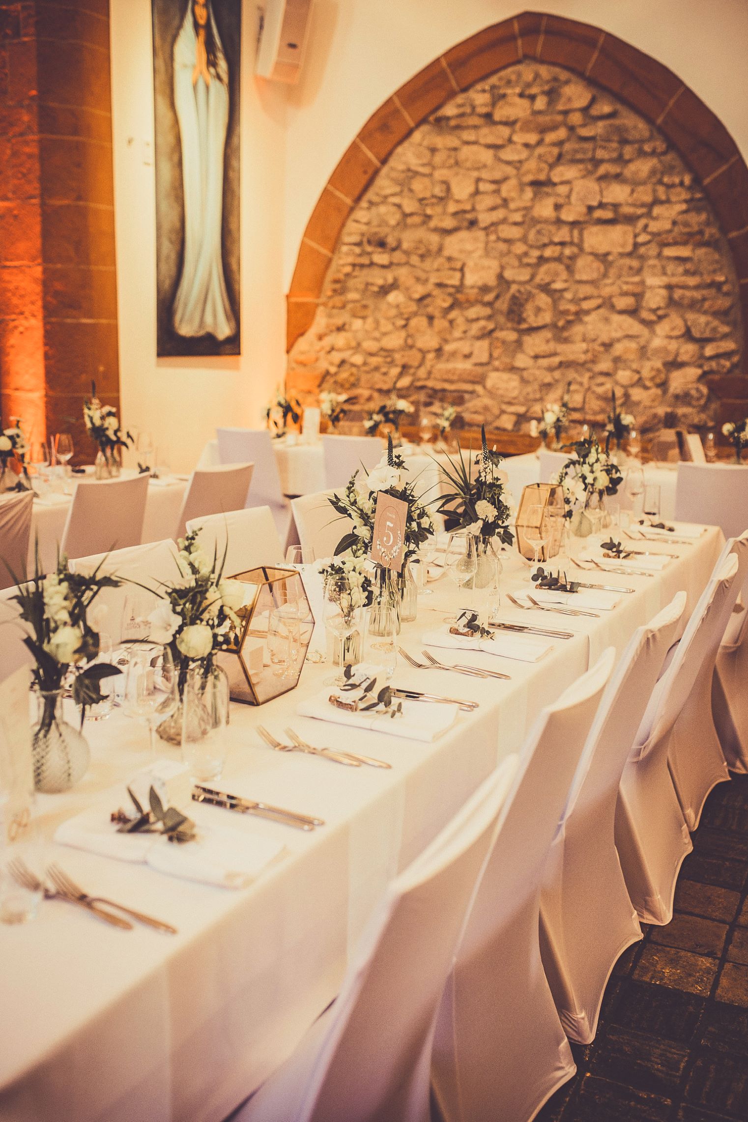 Stuhlhussen Ulner Kapelle Eventlocation Weinheim Weiße Stuhlhussen in der Ulner Kapelle Eventlocation in Weinheim bei einer Feier – elegante Dekoration für Hochzeiten und besondere Veranstaltungen