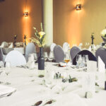 Weiße Stuhlhussen in der Vinothek Weingut Eppelmann in Stadecken-Elsheim bei einer Feier – elegante Dekoration für Hochzeiten und besondere Veranstaltungen