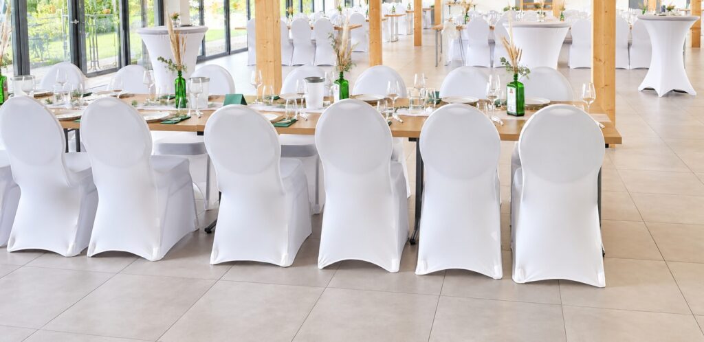 Weiße Stuhlhussen im Weingut Kern in Bodenheim bei einer Feier – elegante Dekoration für Hochzeiten und besondere Veranstaltungen
