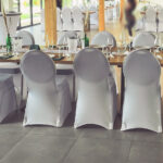 Weiße Stuhlhussen im Weingut Kern in Bodenheim bei einer Feier – elegante Dekoration für Hochzeiten und besondere Veranstaltungen