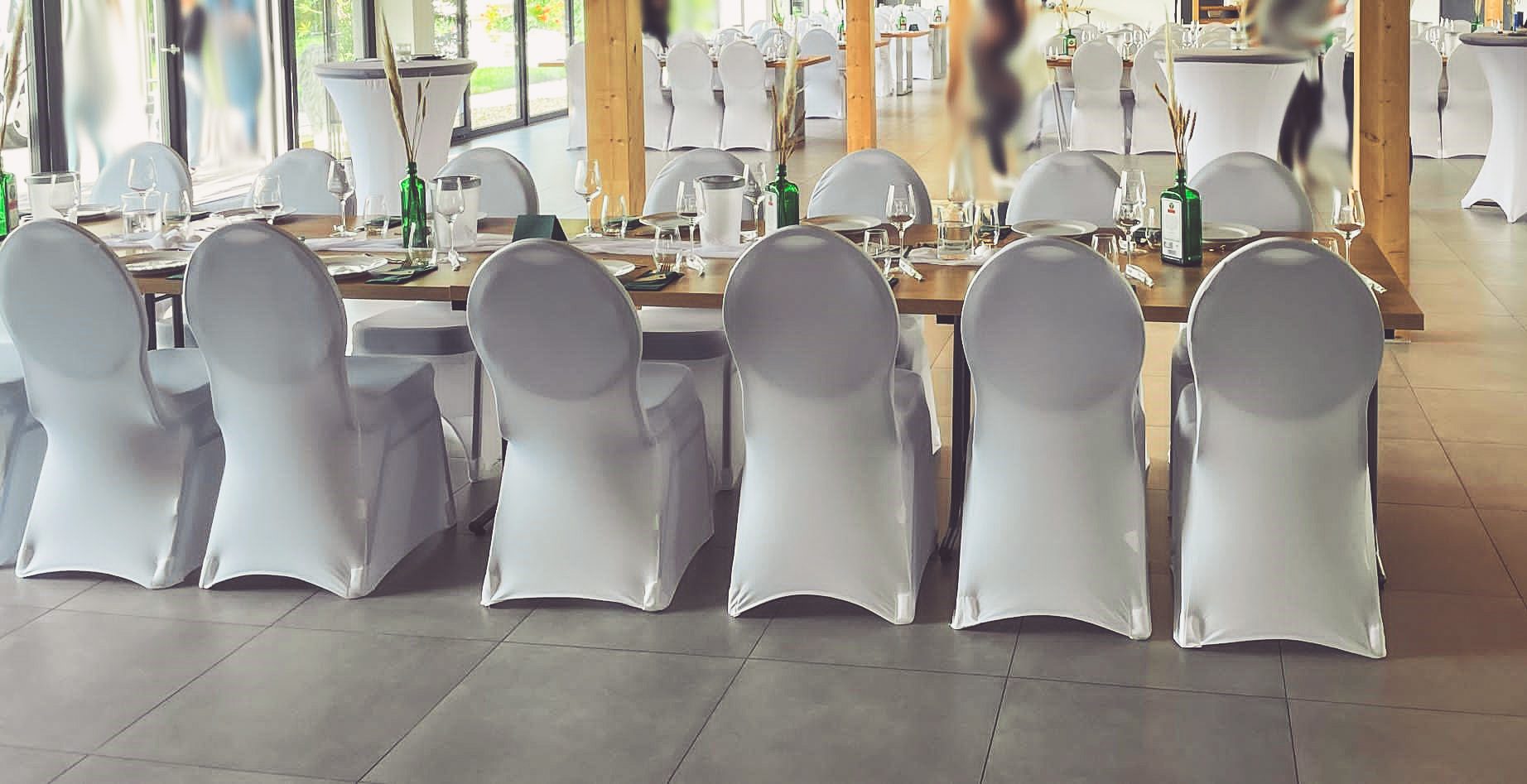 Weiße Stuhlhussen im Weingut Kern in Bodenheim bei einer Feier – elegante Dekoration für Hochzeiten und besondere Veranstaltungen