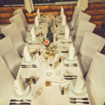 Weiße Stuhlhussen in der Alten Liebe an der Amper in Dachau bei einer Feier – elegante Dekoration für Hochzeiten und besondere Veranstaltungen