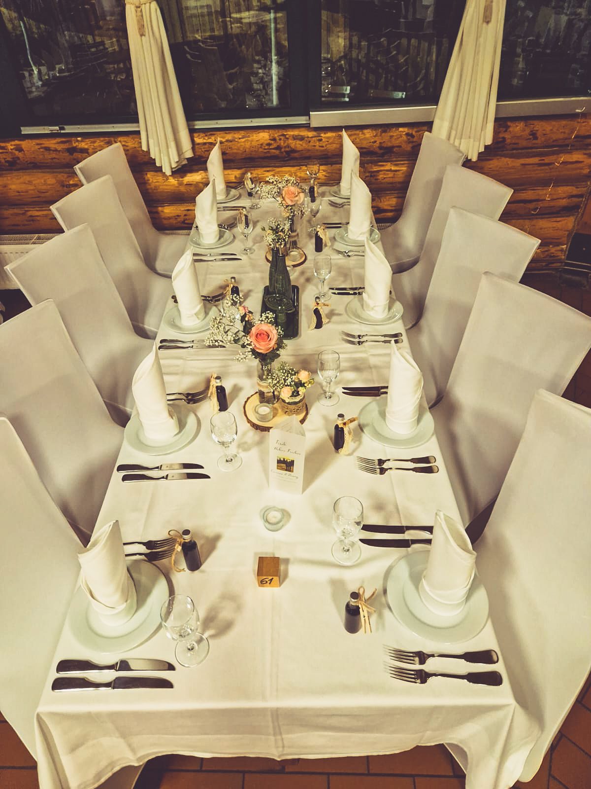 Weiße Stuhlhussen in der Alten Liebe an der Amper in Dachau bei einer Feier – elegante Dekoration für Hochzeiten und besondere Veranstaltungen