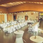 Weiße Stuhlhussen im Bürgerhaus Morscholz in Wadern bei einer Feier – elegante Dekoration für Hochzeiten und besondere Veranstaltungen