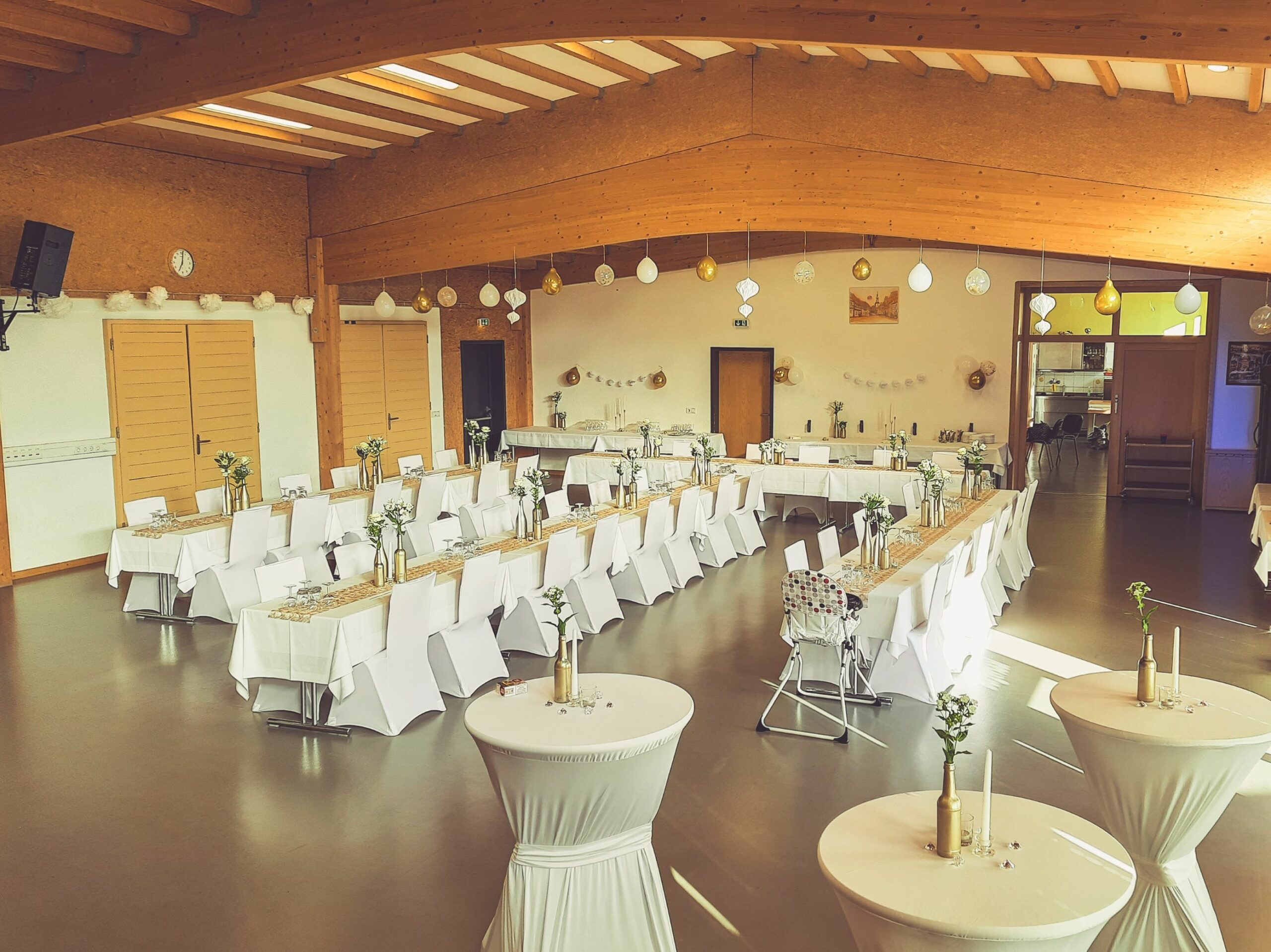 Weiße Stuhlhussen im Bürgerhaus Morscholz in Wadern bei einer Feier – elegante Dekoration für Hochzeiten und besondere Veranstaltungen