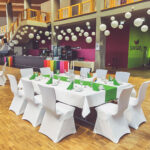Weiße Stuhlhussen in der juwitality Eventlocation in Wörrstadt bei einer Feier – elegante Dekoration für Hochzeiten und besondere Veranstaltungen
