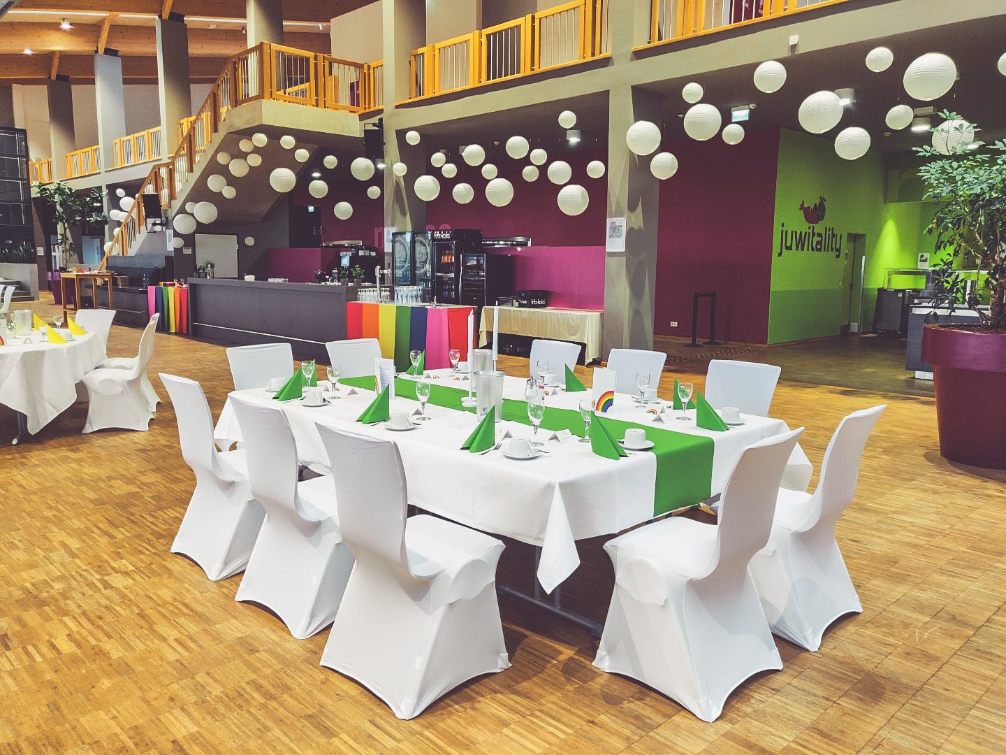 Weiße Stuhlhussen in der juwitality Eventlocation in Wörrstadt bei einer Feier – elegante Dekoration für Hochzeiten und besondere Veranstaltungen