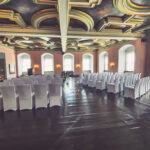 Weiße Stuhlhussen im Schloss Moritzburg in Zeitz bei einer Feier – elegante Dekoration für Hochzeiten und besondere Veranstaltungen