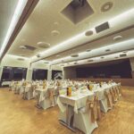 Weiße Stuhlhussen im Bürgerhaus Löhnberger Lilie in Löhnberg bei einer Feier – elegante Dekoration für Hochzeiten und besondere Veranstaltungen