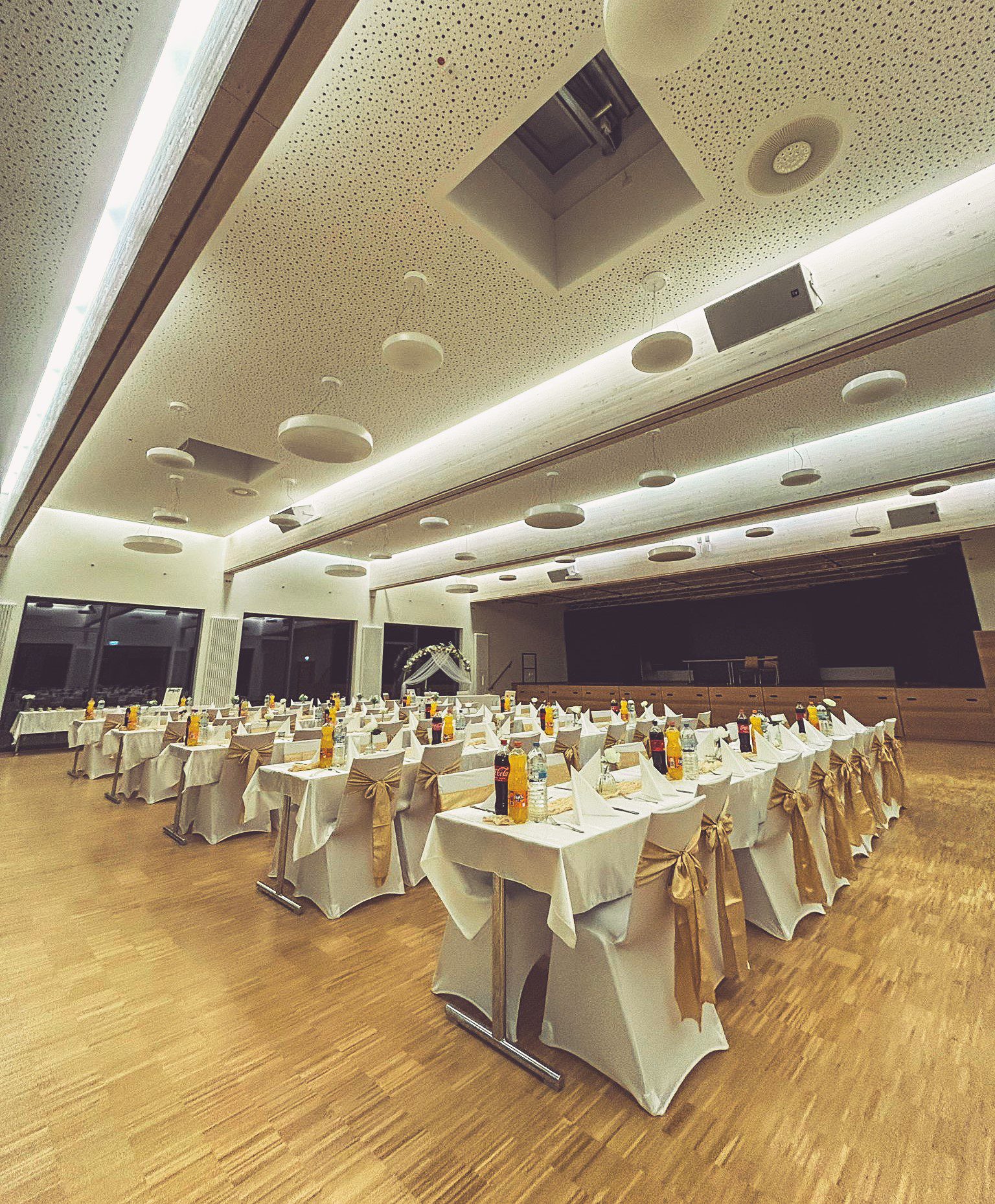Stuhlhussen Bürgerhaus Löhnberger Lilie Löhnberg Weiße Stuhlhussen im Bürgerhaus Löhnberger Lilie in Löhnberg bei einer Feier – elegante Dekoration für Hochzeiten und besondere Veranstaltungen