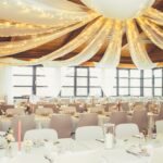 Weiße Stuhlhussen im Dorfgemeinschaftshaus Weickartshain in Grünberg bei einer Feier – elegante Dekoration für Hochzeiten und besondere Veranstaltungen