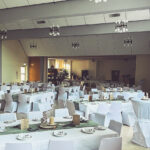 Weiße Stuhlhussen im Bürgerhaus Albach in Fernwald bei einer Feier – elegante Dekoration für Hochzeiten und besondere Veranstaltungen