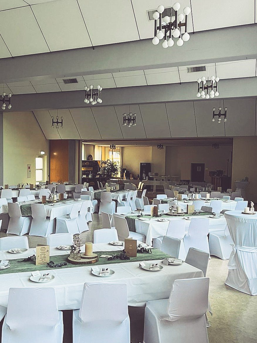 Stuhlhussen Bürgerhaus Albach Fernwald Weiße Stuhlhussen im Bürgerhaus Albach in Fernwald bei einer Feier – elegante Dekoration für Hochzeiten und besondere Veranstaltungen