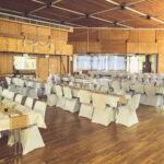 Weiße Stuhlhussen im Bürgerhaus Froschhausen in Seligenstadt bei einer Feier – elegante Dekoration für Hochzeiten und besondere Veranstaltungen