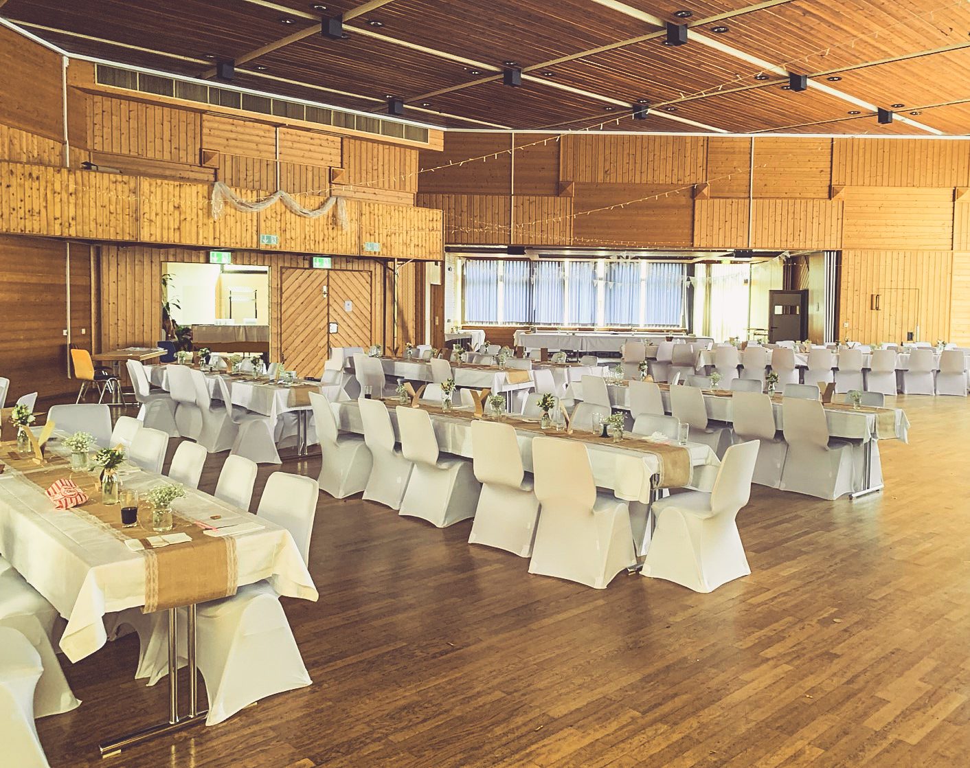 Weiße Stuhlhussen im Bürgerhaus Froschhausen in Seligenstadt bei einer Feier – elegante Dekoration für Hochzeiten und besondere Veranstaltungen
