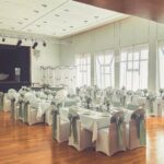 Weiße Stuhlhussen im Kurpfalzsaal in Edenkoben bei einer Feier – elegante Dekoration für Hochzeiten und besondere Veranstaltungen