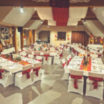 Weiße Stuhlhussen im Haus der Gemeinde in Rüber bei einer Feier – elegante Dekoration für Hochzeiten und besondere Veranstaltungen