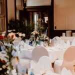 Weiße Stuhlhussen im Schloss Paffendorf in Bergheim bei einer Feier – elegante Dekoration für Hochzeiten und besondere Veranstaltungen