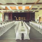 Weiße Stuhlhussen im Bürgertreff Langbroich in Gangelt bei einer Feier – elegante Dekoration für Hochzeiten und besondere Veranstaltungen