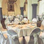 Weiße Stuhlhussen im Gewölbesaal in Butzbach bei einer Feier – elegante Dekoration für Hochzeiten und besondere Veranstaltungen