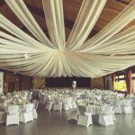 Weiße Stuhlhussen in der Twisteseehalle in Bad Arolsen bei einer Feier – elegante Dekoration für Hochzeiten und besondere Veranstaltungen