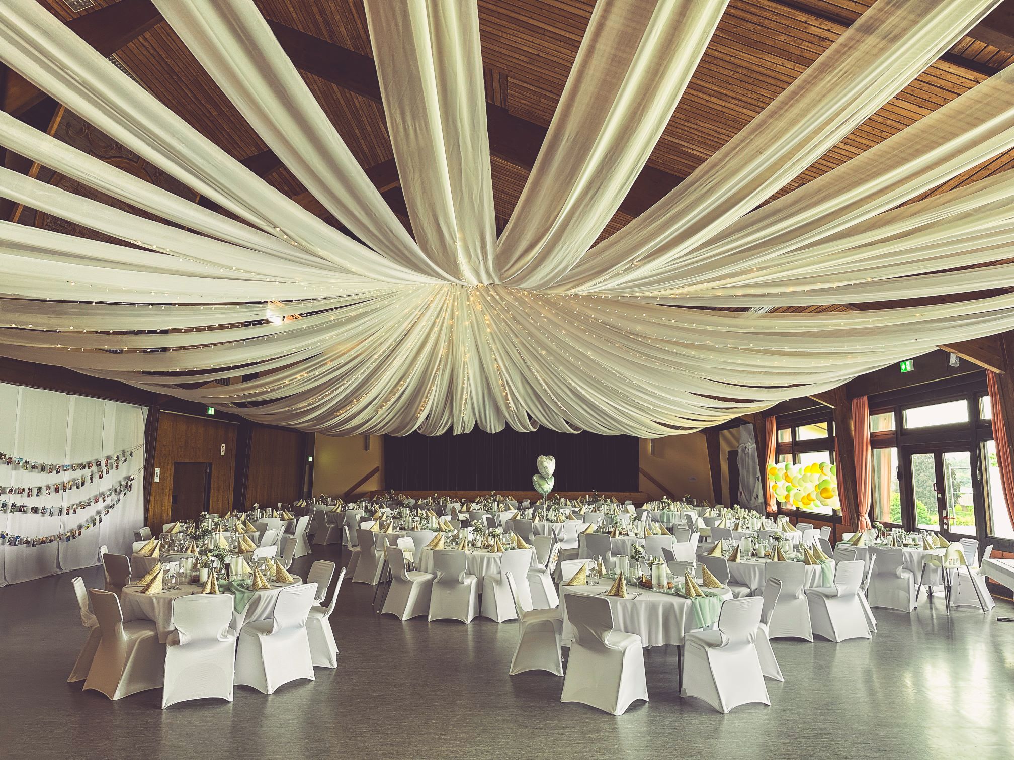 Weiße Stuhlhussen in der Twisteseehalle in Bad Arolsen bei einer Feier – elegante Dekoration für Hochzeiten und besondere Veranstaltungen