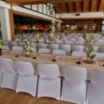Weiße Stuhlhussen in der Festhalle in Wolfshagen bei einer Feier – elegante Dekoration für Hochzeiten und besondere Veranstaltungen
