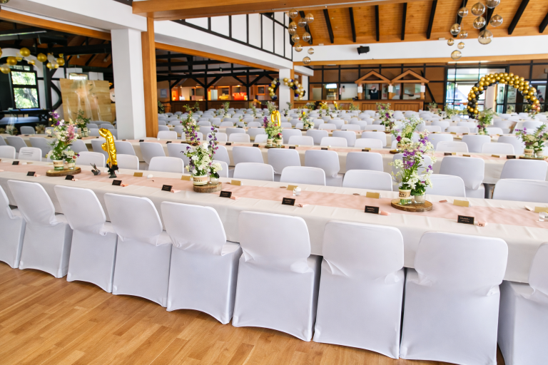 Weiße Stuhlhussen in der Festhalle in Wolfshagen bei einer Feier – elegante Dekoration für Hochzeiten und besondere Veranstaltungen