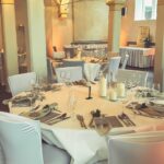 Weiße Stuhlhussen im Weingut Fitz-Ritter in Bad Dürkheim bei einer Feier – elegante Dekoration für Hochzeiten und besondere Veranstaltungen