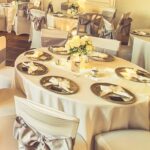 Weiße Stuhlhussen im Barockschloss Störmthal in Großpösna bei einer Feier – elegante Dekoration für Hochzeiten und besondere Veranstaltungen