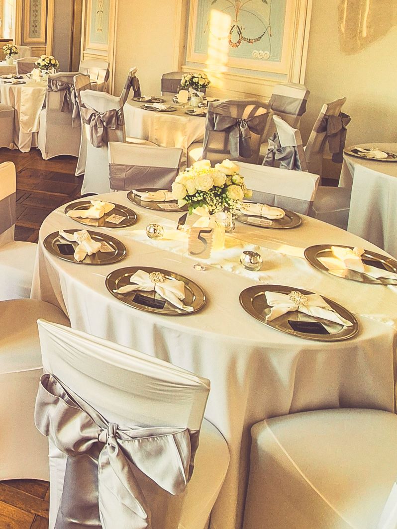Weiße Stuhlhussen im Barockschloss Störmthal in Großpösna bei einer Feier – elegante Dekoration für Hochzeiten und besondere Veranstaltungen