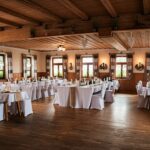 Weiße Stuhlhussen im Gasthaus Sterneck in Buchbach bei einer Feier – elegante Dekoration für Hochzeiten und besondere Veranstaltungen