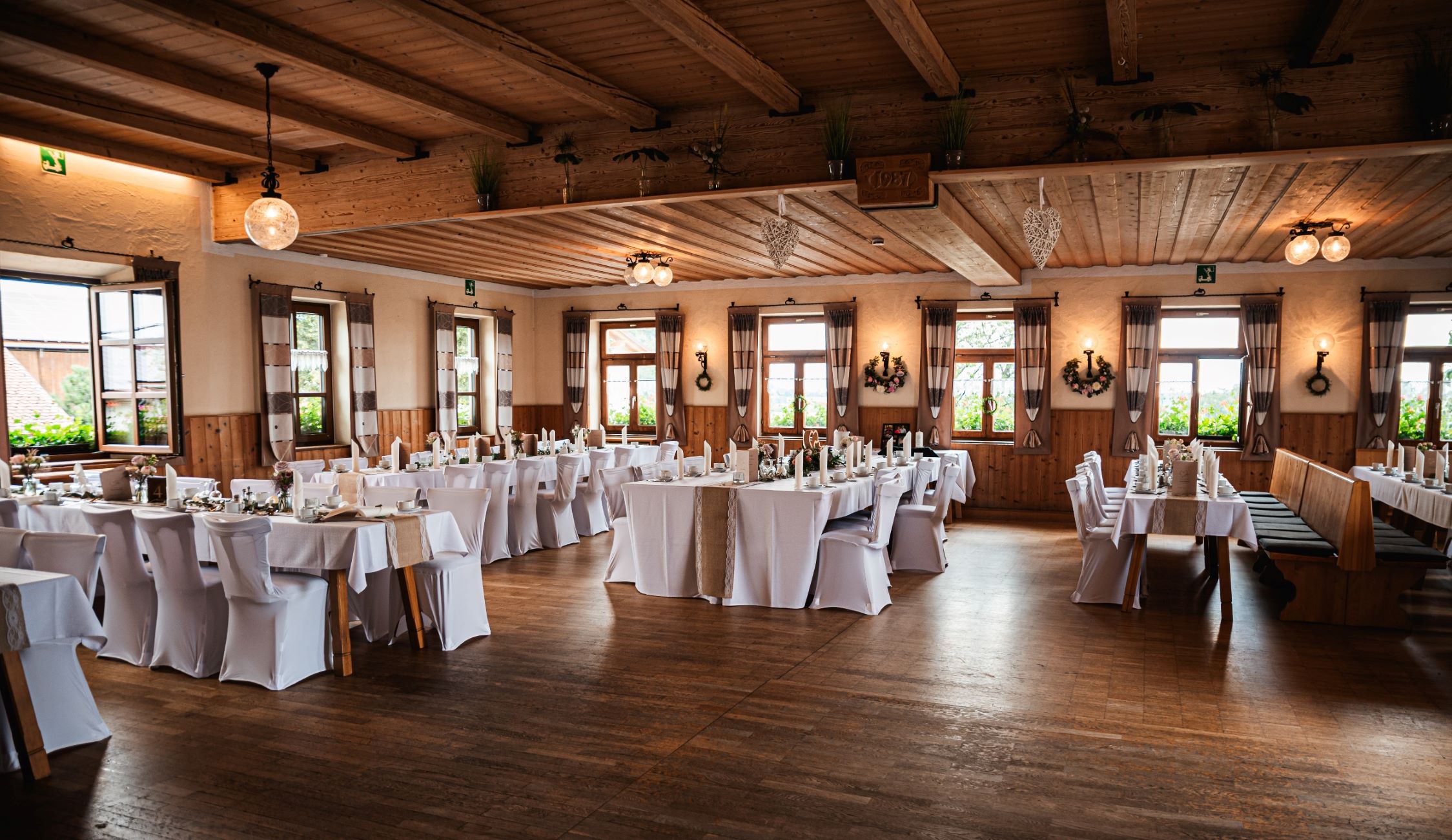 Weiße Stuhlhussen im Gasthaus Sterneck in Buchbach bei einer Feier – elegante Dekoration für Hochzeiten und besondere Veranstaltungen