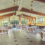 Weiße Stuhlhussen im Dorfgemeinschaftshaus Fünfeichen in Schlaubetal bei einer Feier – elegante Dekoration für Hochzeiten und besondere Veranstaltungen