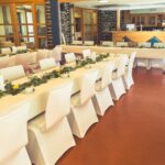 Weiße Stuhlhussen im Dorfgemeinschaftshaus Unter-Seibertenrod in Ulrichstein bei einer Feier – elegante Dekoration für Hochzeiten und besondere Veranstaltungen