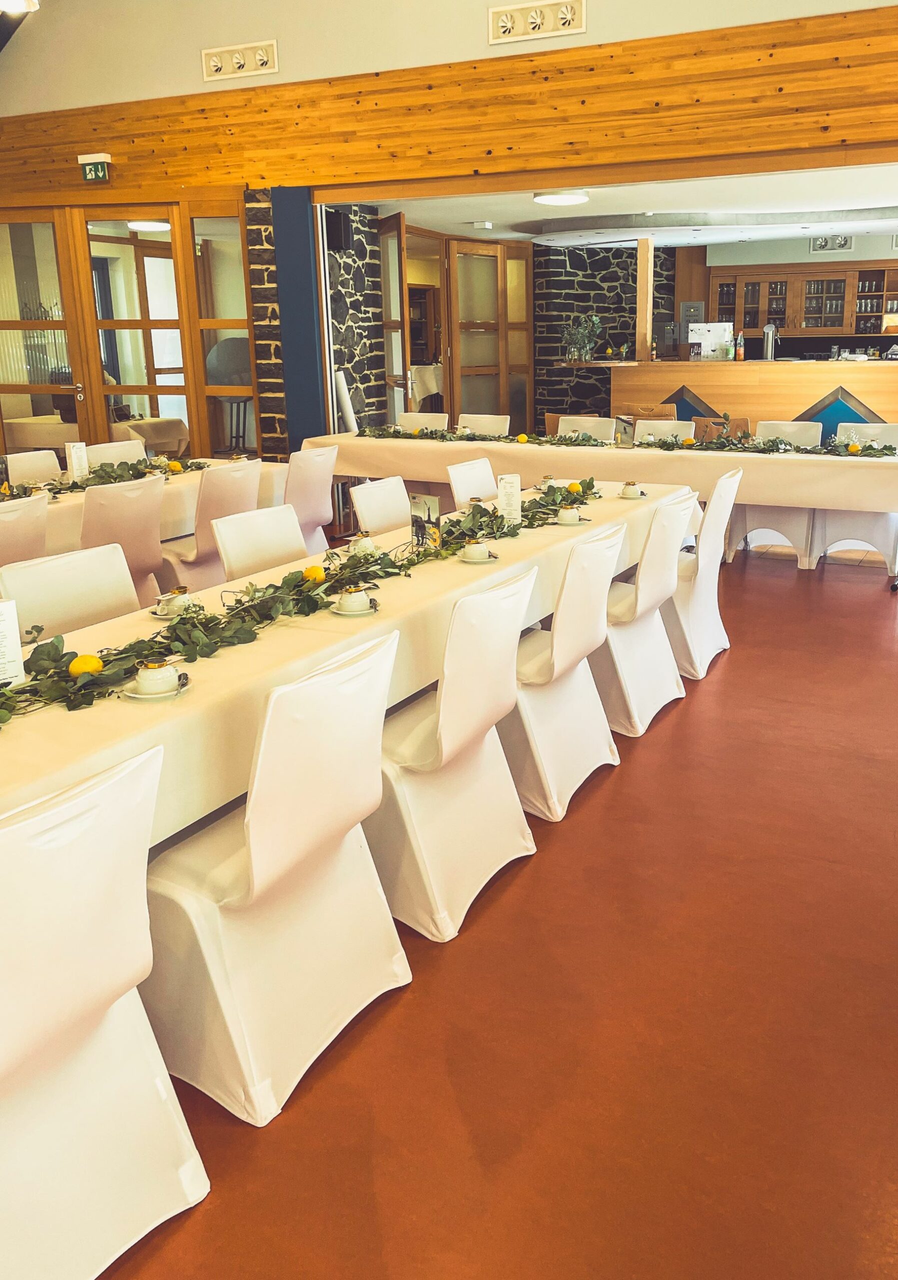 Weiße Stuhlhussen im Dorfgemeinschaftshaus Unter-Seibertenrod in Ulrichstein bei einer Feier – elegante Dekoration für Hochzeiten und besondere Veranstaltungen