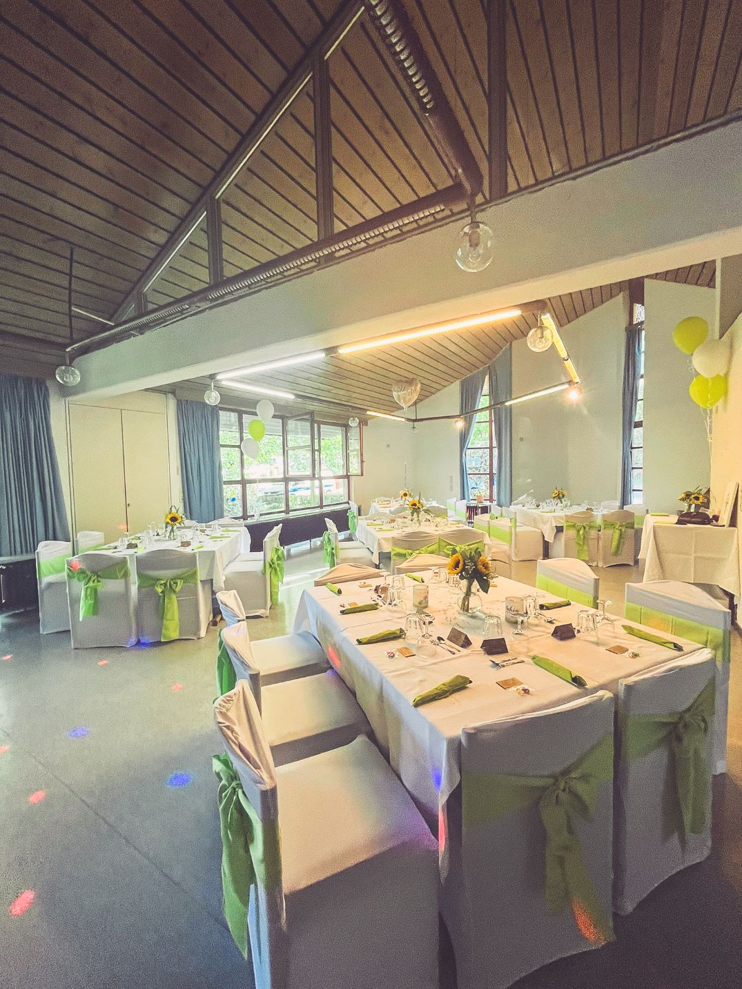 Weiße Stuhlhussen im Haus Degerfeld in Butzbach bei einer Feier – elegante Dekoration für Hochzeiten und besondere Veranstaltungen