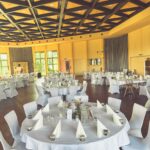 Weiße Stuhlhussen in der Klosterberghalle in Langenselbold bei einer Feier – elegante Dekoration für Hochzeiten und besondere Veranstaltungen