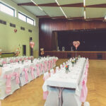 Weiße Stuhlhussen in der Klosterschänke Ilbenstadt in Niddatal bei einer Feier – elegante Dekoration für Hochzeiten und besondere Veranstaltungen