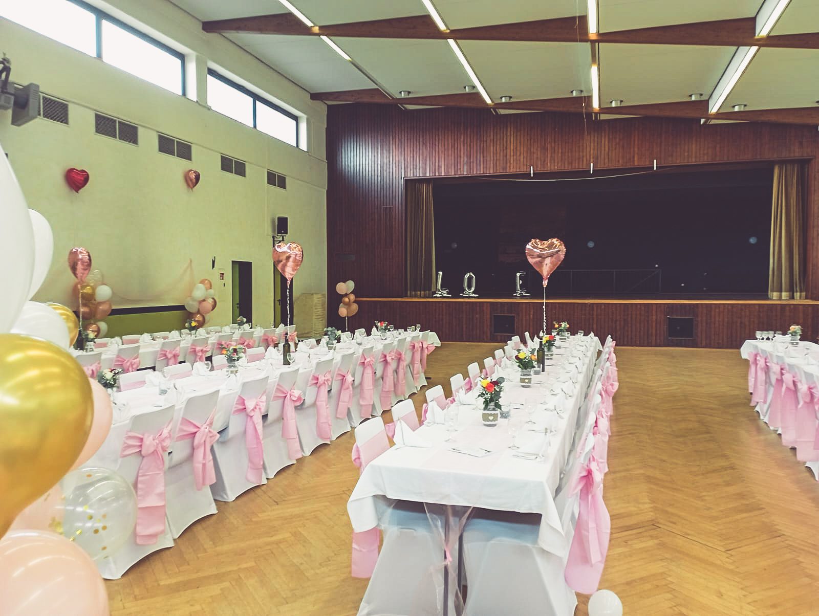 Weiße Stuhlhussen in der Klosterschänke Ilbenstadt in Niddatal bei einer Feier – elegante Dekoration für Hochzeiten und besondere Veranstaltungen