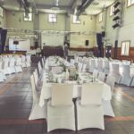 Weiße Stuhlhussen im Lagerhaus in Marktbreit bei einer Feier – elegante Dekoration für Hochzeiten und besondere Veranstaltungen