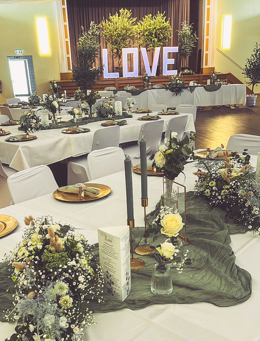 Weiße Stuhlhussen im Rosensaal Steinfurth in Bad Nauheim bei einer Feier – elegante Dekoration für Hochzeiten und besondere Veranstaltungen