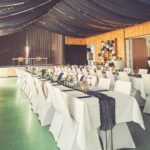 Weiße Stuhlhussen im Dorfgemeinschaftshaus Melbach in Wölfersheim bei einer Feier – elegante Dekoration für Hochzeiten und besondere Veranstaltungen