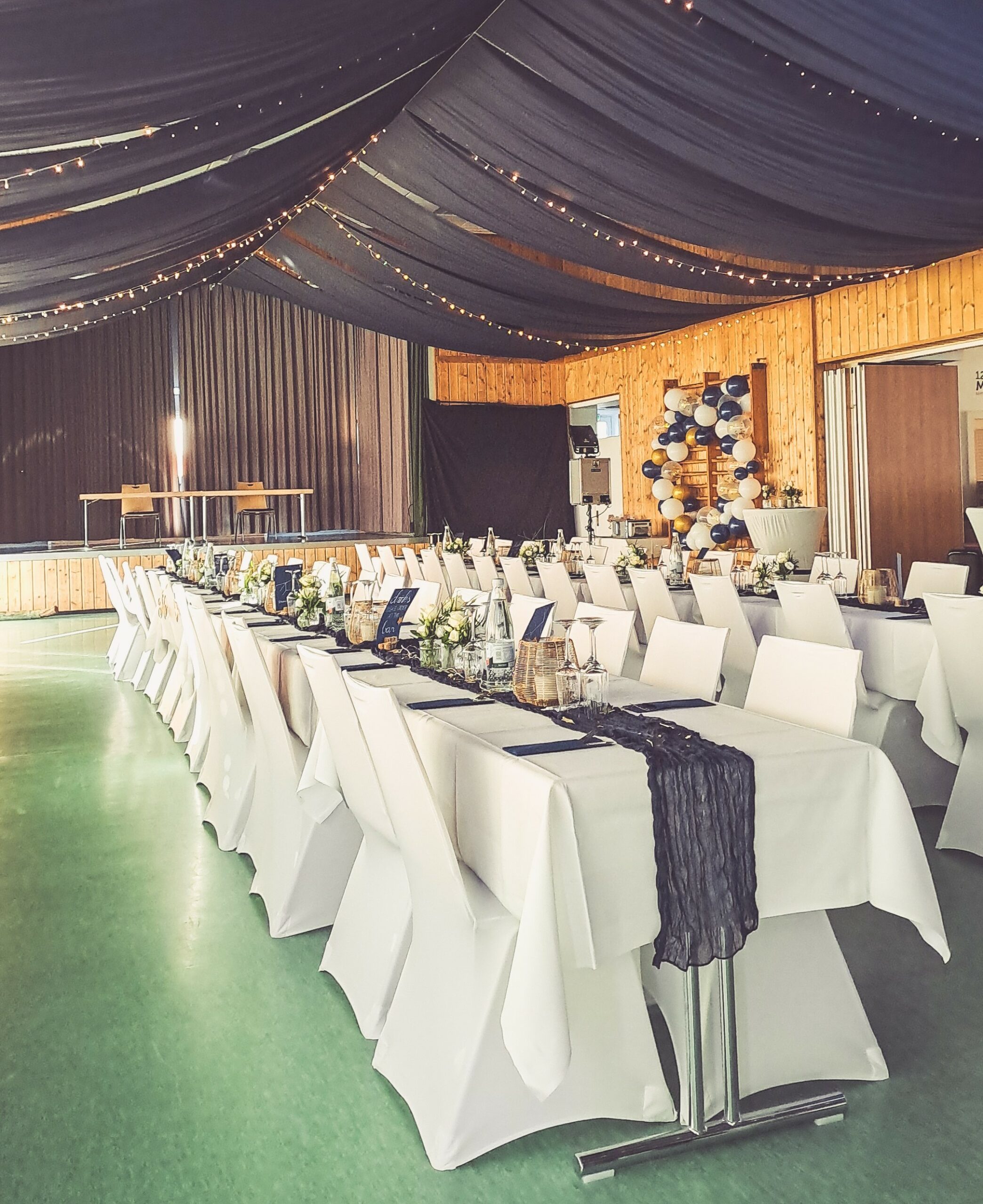 Stuhlhussen Dorfgemeinschaftshaus Melbach Wölfersheim Weiße Stuhlhussen im Dorfgemeinschaftshaus Melbach in Wölfersheim bei einer Feier – elegante Dekoration für Hochzeiten und besondere Veranstaltungen