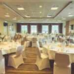 Weiße Stuhlhussen in der Gaststube Bölting im Bürgerhaus Hamminkeln bei einer Feier – elegante Dekoration für Hochzeiten und besondere Veranstaltungen