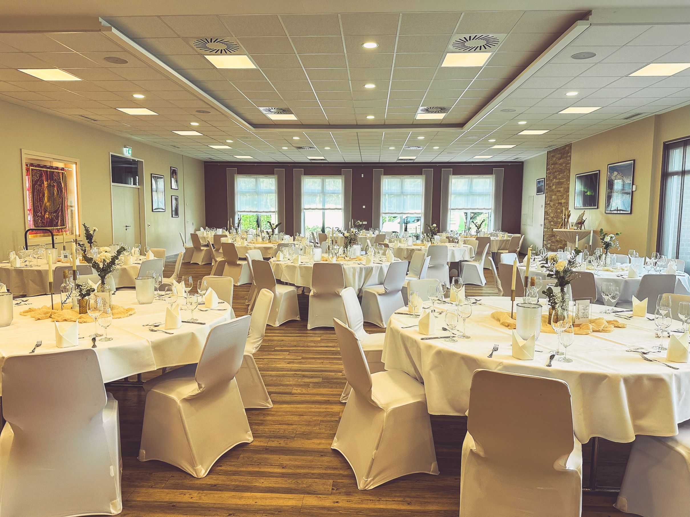 Weiße Stuhlhussen in der Gaststube Bölting im Bürgerhaus Hamminkeln bei einer Feier – elegante Dekoration für Hochzeiten und besondere Veranstaltungen