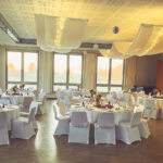 Weiße Stuhlhussen im Gemeindehaus in Hinrichshagen bei einer Feier – elegante Dekoration für Hochzeiten und besondere Veranstaltungen