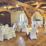 Weiße Stuhlhussen im Hotel Burg in Wanzleben bei einer Feier – elegante Dekoration für Hochzeiten und besondere Veranstaltungen