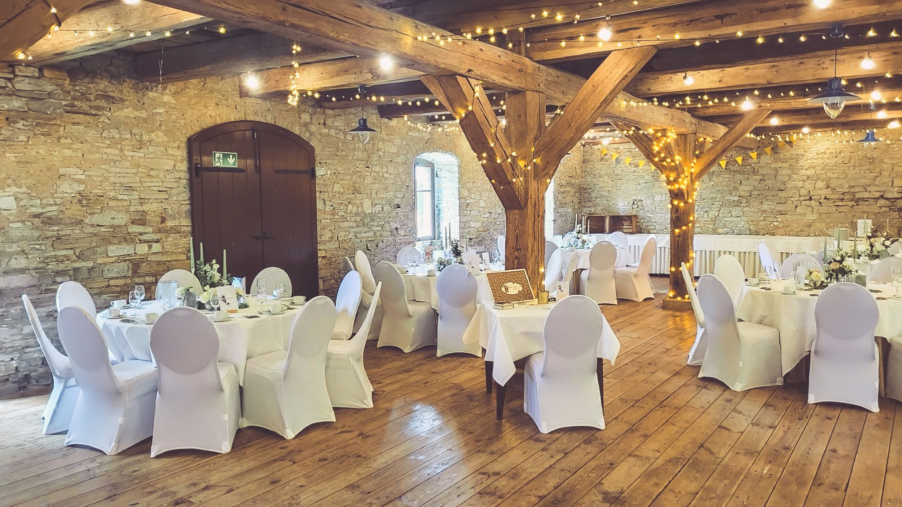 Weiße Stuhlhussen im Hotel Burg in Wanzleben bei einer Feier – elegante Dekoration für Hochzeiten und besondere Veranstaltungen